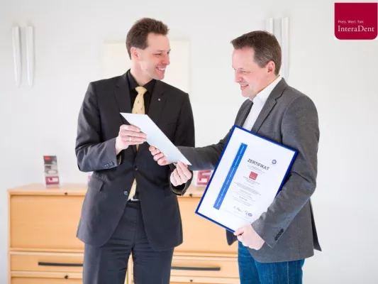 Bild: TÜV SÜD zertifiziert Qualität und Service bei InteraDent nach ISO 9001:2008