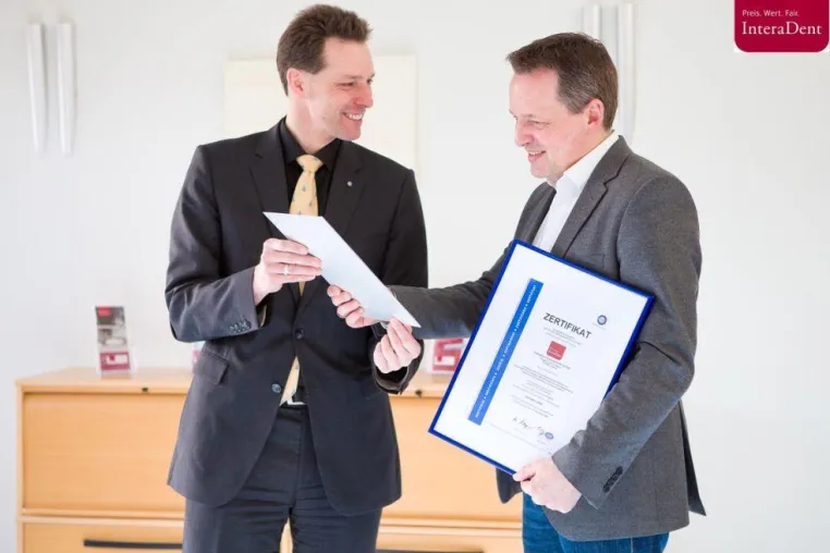 TÜV SÜD zertifiziert Qualität und Service bei InteraDent nach ISO 9001:2008 Bild: TÜV SÜD zertifiziert Qualität und Service bei InteraDent nach ISO 9001:2008