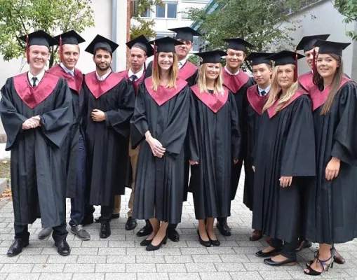 Bild: HdWM: Präsident Prof. Dr. Franz Egle verabschiedet 70 Bachelor-Absolventen