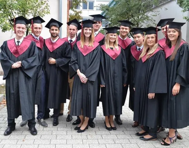 Bild: HdWM: Präsident Prof. Dr. Franz Egle verabschiedet 70 Bachelor-Absolventen