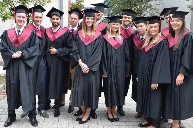 Bild: HdWM: Präsident Prof. Dr. Franz Egle verabschiedet 70 Bachelor-Absolventen