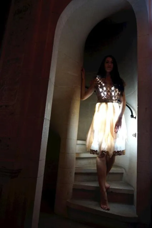 Model mit Leuchtkleid von vol(t)age