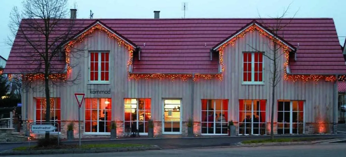 Es weihnachtet an Illingens Kreisverkehr: Auch während der Adventszeit locken feine, hausgemachte Pâtisserien in die festlich geschmückte Nasch-Location.