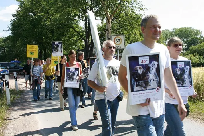Bild: Wühltischwelpen - nein Danke! Demonstration gegen gewerblichen Welpenhandel
