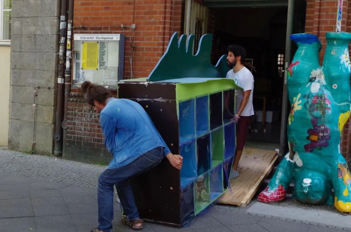 Bücherfisch schwimmt auf die Piazza MACHmit! Museum / Jutta Polic