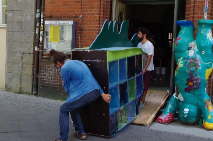 Bild: Bücherfisch wird enthüllt