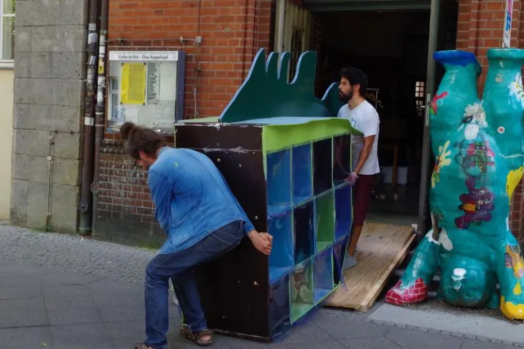 Bücherfisch wird enthüllt Bild: Bücherfisch wird enthüllt