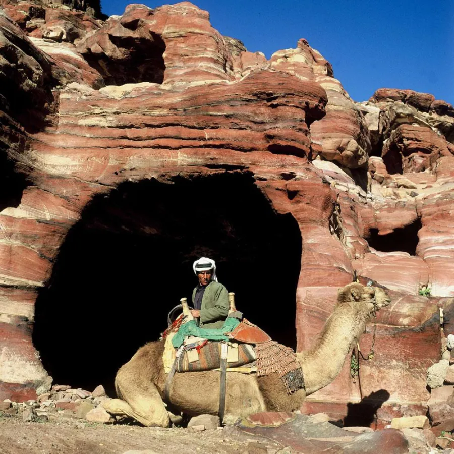 Die Geheimnisse fremder Länder kann man auch ohne Partner entdecken: z.B. in speziell organisierten Gruppenreisen.