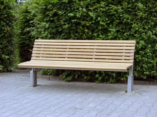 Bild: Die Sitzbank Modell Bremen der Thieme GmbH ist eine hochwertige Lösung für die Gestaltung von Außenflächen