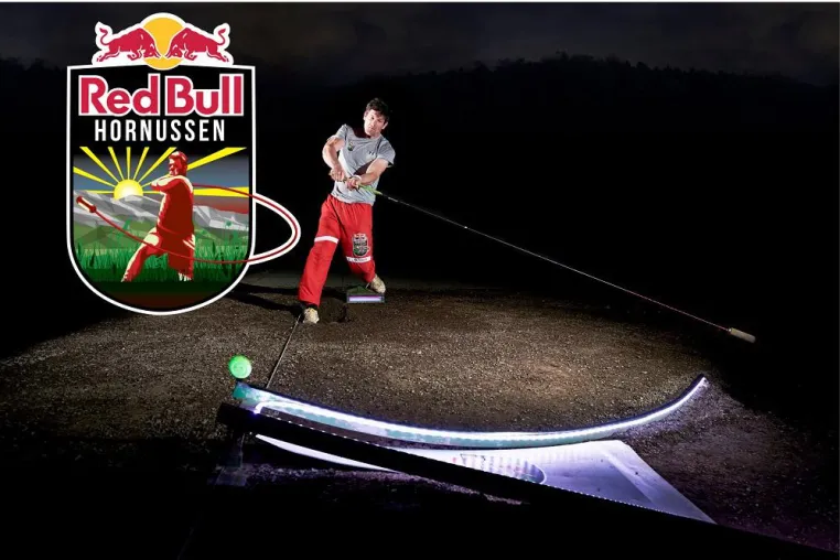Bild: Nachts leuchtendes RedBull Hornussen