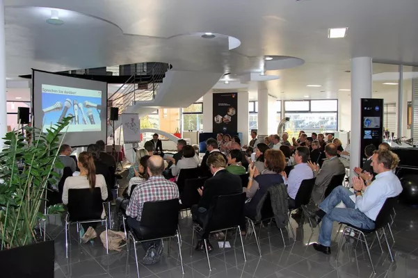 Bild: FEHA präsentiert auf der Hausmesse BüroART 2012 Gesundheitsexperten Slatco Sterzenbach.