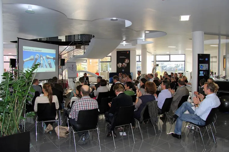 Bild: FEHA präsentiert auf der Hausmesse BüroART 2012 Gesundheitsexperten Slatco Sterzenbach.