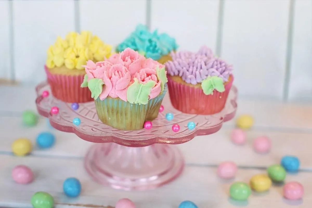 Cupcakes dekoriert mit gefärbter Buttercreme