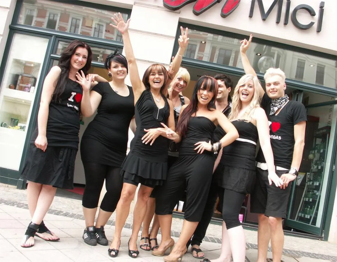 ie Friseure Ramon (21), Rici (42), Sabine (42), Jenny (23), Jule (21), Marie (23), Marcus (24), Steffi (24) freuen sich riesig auf den Trip nach Las Vegas
