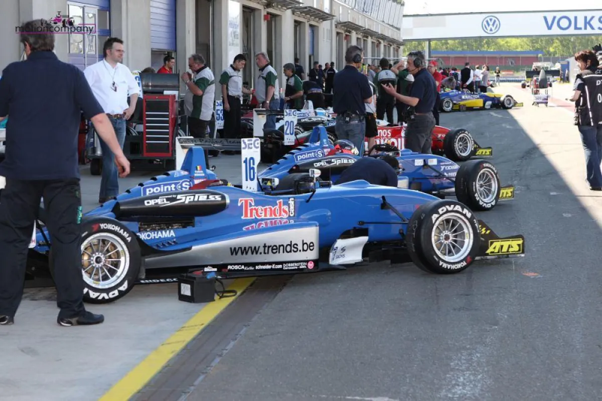 Swiss Racing Team in der Boxengasse