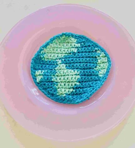 Bild: Die Erde auf Händen tragen