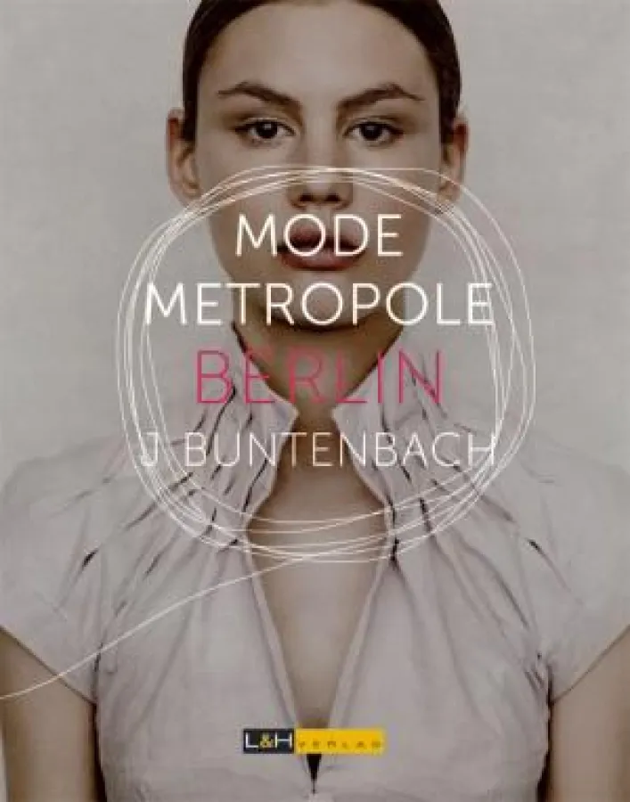 Das Buchcover von Mode Metropole Berlin - Foto: Billy und Hells - Mode: MAYER. Peace Collection