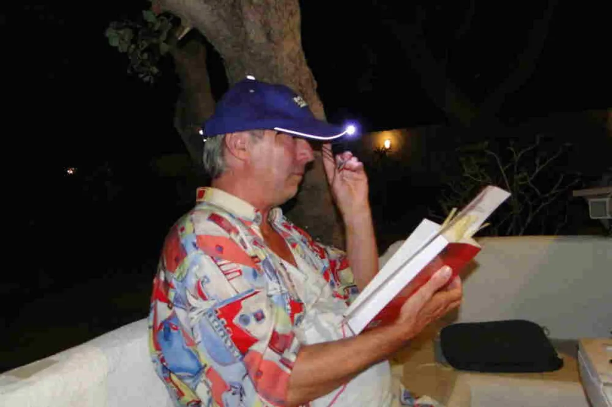 Manfred Schloßer liest im kretischen Olivengarten