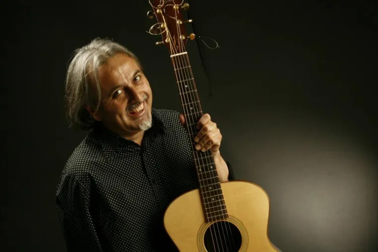 Bild: Chilenische Gitarrenkunst „with one arm“ - Andrés Godoy