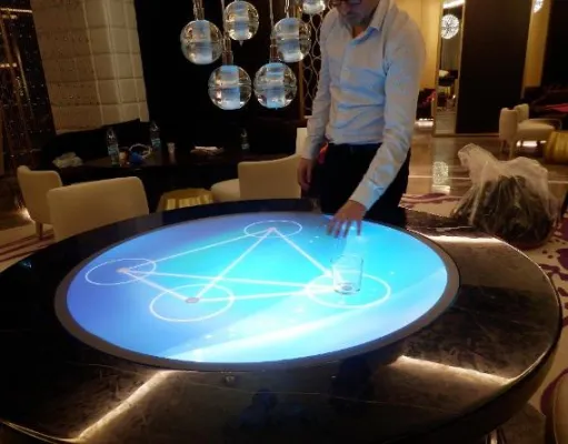 Bild: Ultrakurzdistanz-Projektoren von ViewSonic kommen in interaktivem MultiTouch-Tisch von eyefactive zum Einsatz