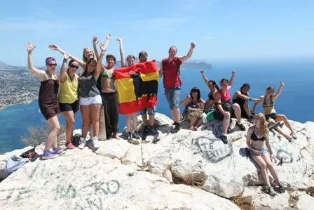 Bild: Internationale Spanischschüler hissen spanische Flagge auf der Bergspitze des Peñon de Ifach