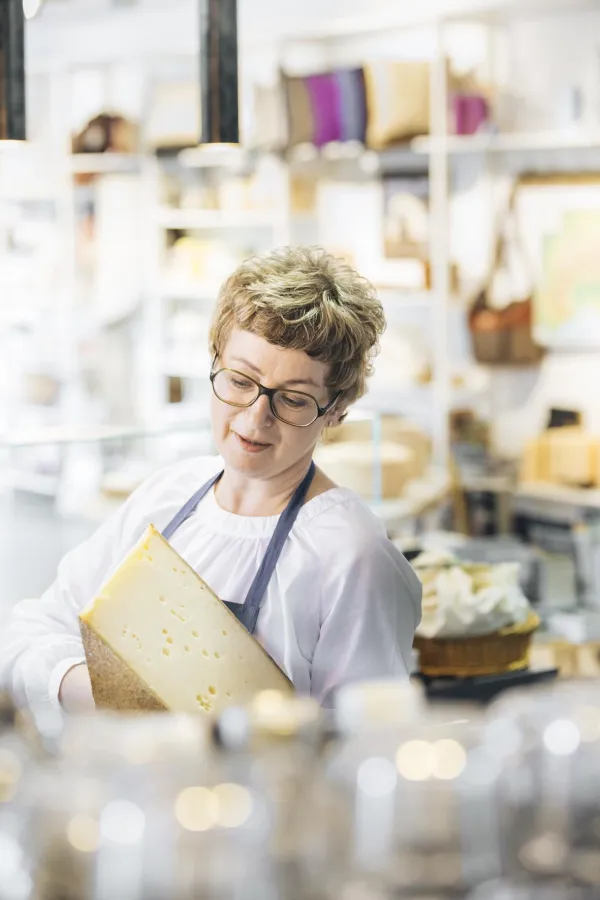 Bei alpenweit in Stuttgart können im Advent Käse und Wein probiert werden.