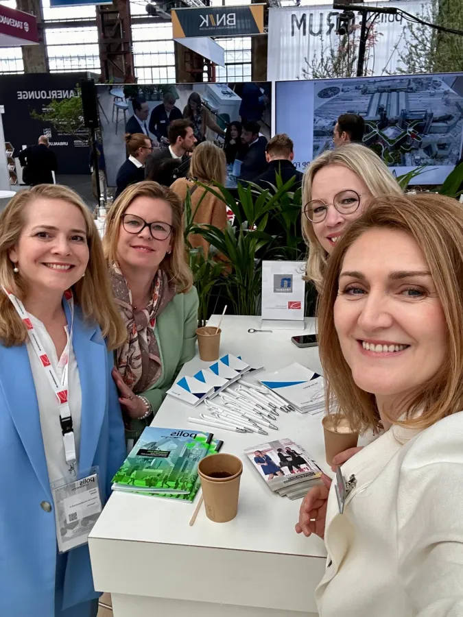 Vorstand Immofrauen v. l. n. r.: Jessika Hanke, Jutta Heusel, Michaela Schriever, Xenia Krause-Dünow (© Frauen in der Immobilienwirtschaft e. V. )