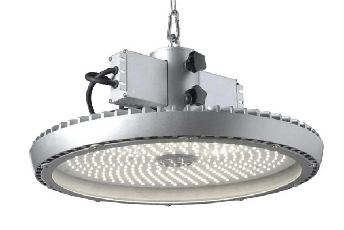 Die LED-Hallenleuchte von LED2WORK senkt die Stromkosten in Industriegebäuden enorm.