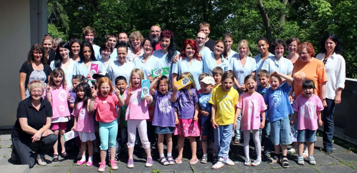 Bestanden! Die Mini-Sanitäter vom Waldemar-Bergner-Kindergarten posieren mit den Schülern und Mitarb