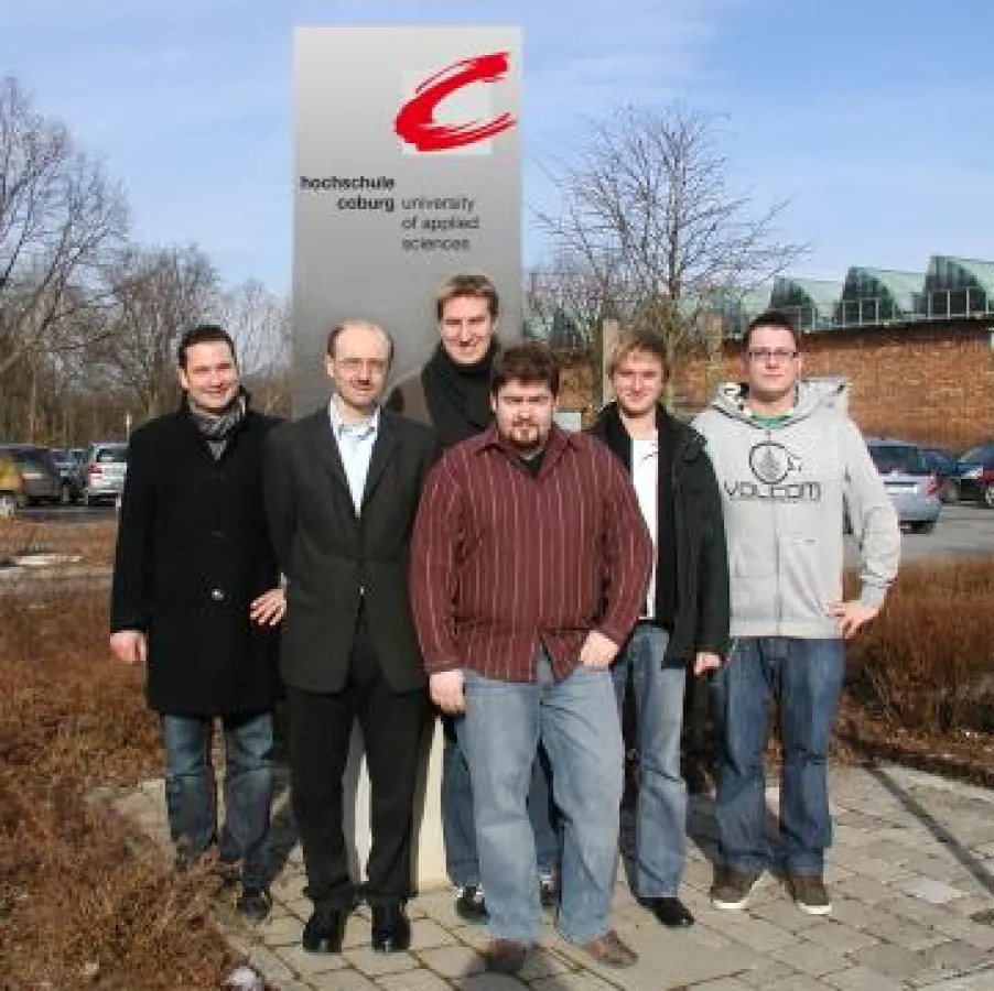 Das Studienprojekt-Team der HS Coburg um Prof. Dr. Dieter Wißmann (2.v.l.) nahm den WeWebU OpenWorkdesk unter die Lupe
