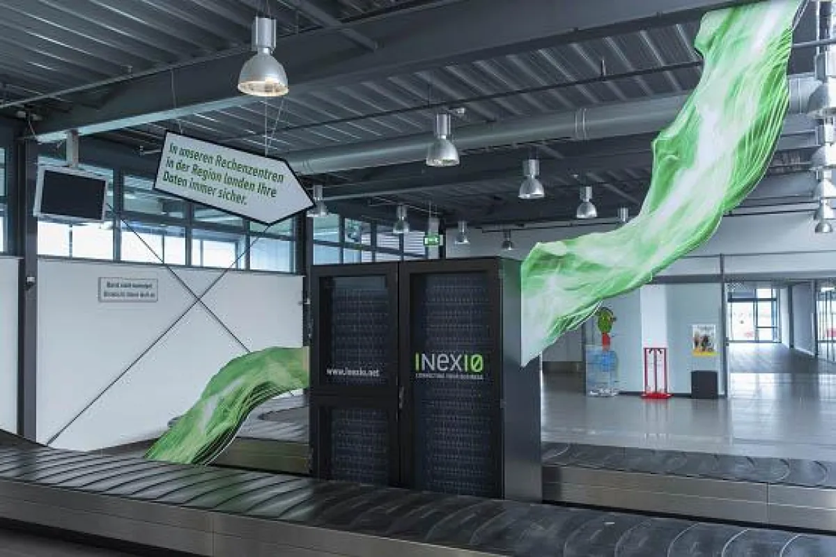 Werbekampagne inexio mit SCHÄFER IT-Systems Rack © inexio Informationstechnologie und Telekommunikat