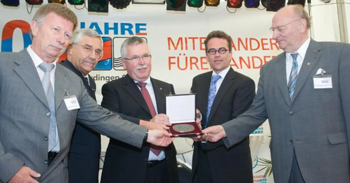 Der 1. Vorsitzende des SV Bayer Uerdingen 08 e. V. Dr. Harald Pielartzik (3. v. l.) nimmt von NRW-Staatssekretär Manfred Palmen (2. v. l.) die Sportplakette des Bundespräsidenten entgegen.