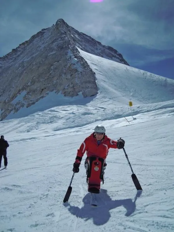 Sepp Margreiter lernt Menschen mit Handicap das Monoskifahren in den Tiroler Alpen.