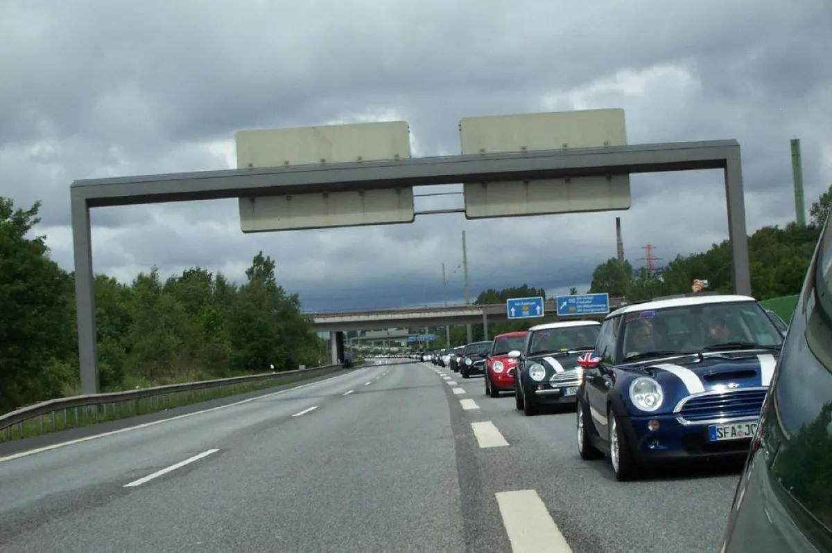 355 MINI = 8 km MINI Korso auf der Autobahn in 2005