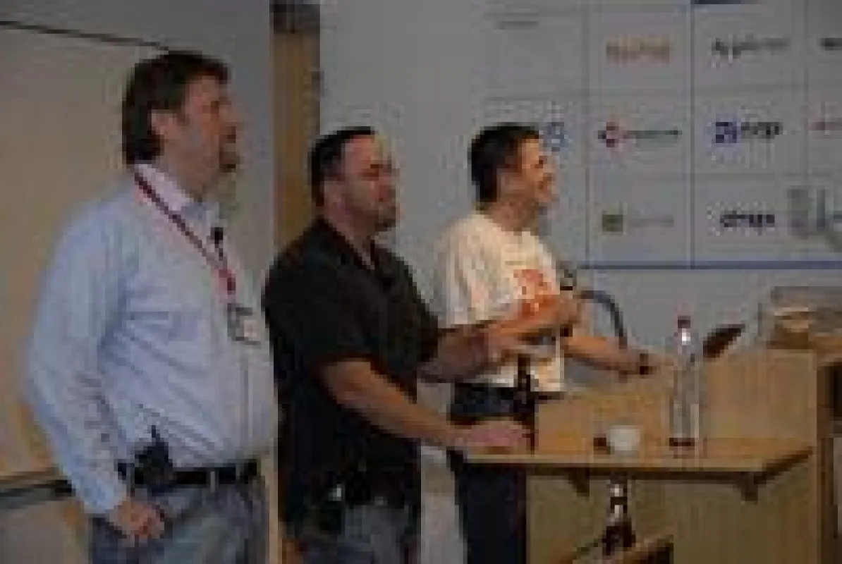 Drei der hochkarätigen Referenten, die beim Briforum Europe 2006 Rede und Antwort standen, bei einem gemeinsamen Vortrag: (v.l.) Jeroen van de Kamp (Log in Consultants), Ron Oglesby (RapidApp) und Dr.