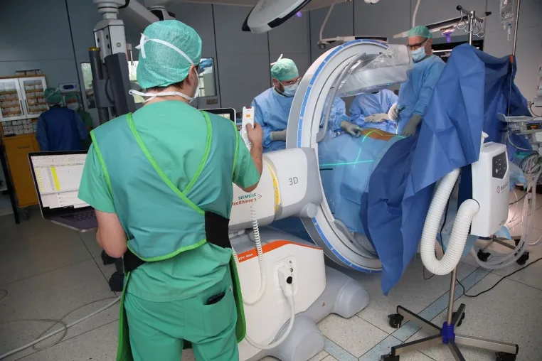 Bild: Robotik und KI in der intraoperativen Highend 3D -Bildgebung
