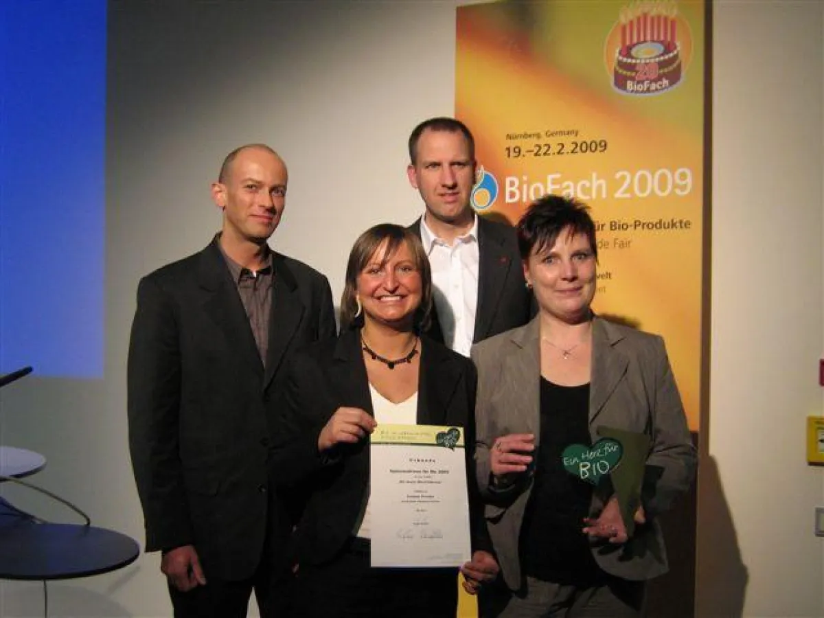 Die Gewinner: KONSUM-Vertriebsleiter Stephan Heldt (hinten rechts) mit dem Team des KONSUM Frische-Marktes auf der Alaunstraße in Dresden