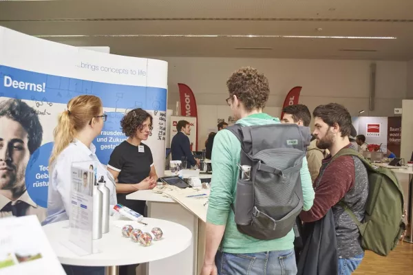 Bild: Karrieremesse: Theorie trifft Praxis.