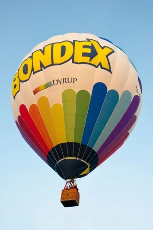 Bildunterschrift Pressebild: „Mit Bondex abheben: Heißluftballon soll das Image stärken.