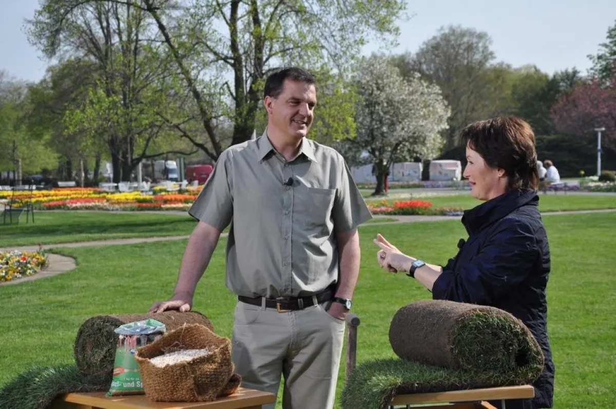 Rasenexperte Thomas Büchner im Gespräch mit der MDR-Gartenfachfrau Claudia Look-Hirnschal