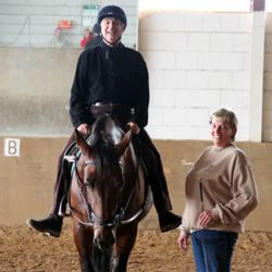 Der 72-jährige Reitschüler Bligger Stock auf Reitschulpferd Valeska mit Übungsleiterin Marianne Burgard