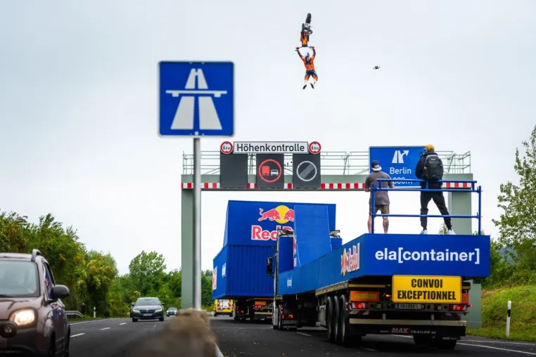 Bild: ELA Container und Red Bull realisieren spektakulären Sprung mit FMX-Weltmeister Luc Ackermann
