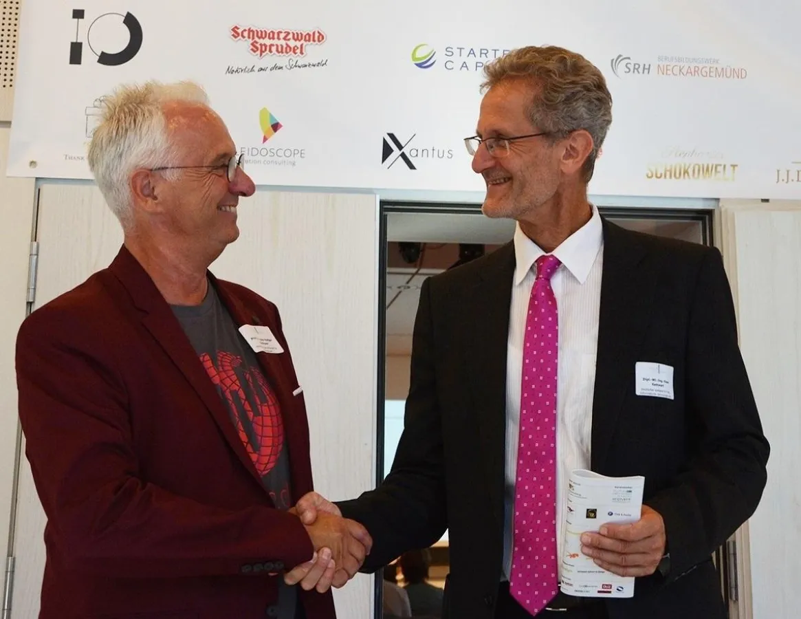 Auf dem Foto: Klaus Gettwart (re.), Prof. Hans Rüdiger Kaufmann.