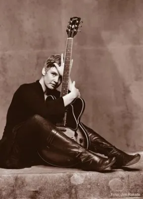 Christina Lux bezaubert mit musikalisch funkelnden Diamanten bei Biber´s Acoustic Salon Bild: Christina Lux bezaubert mit musikalisch funkelnden Diamanten bei Biber´s Acoustic Salon