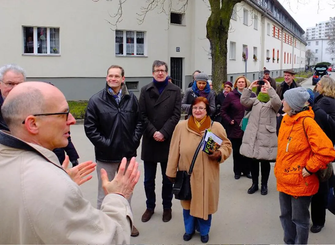GeWoSüd-Vorstand Norbert Reinelt, links, Stadtentwicklungssenator Michael Müller und dreißig weitere