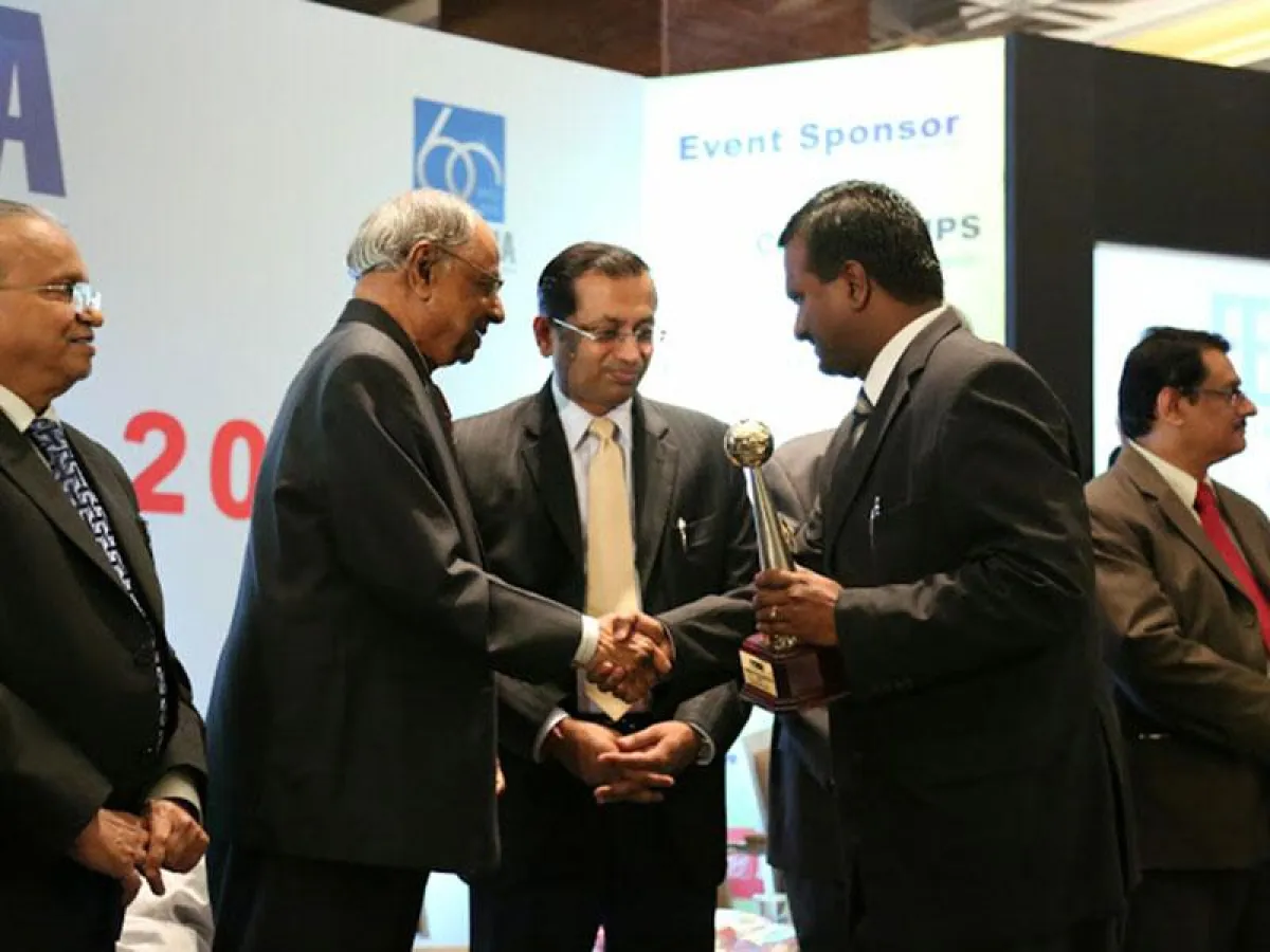S. Nagarajan, General Manager (r.) nahm den Preis für KRAMSKI India entgegen