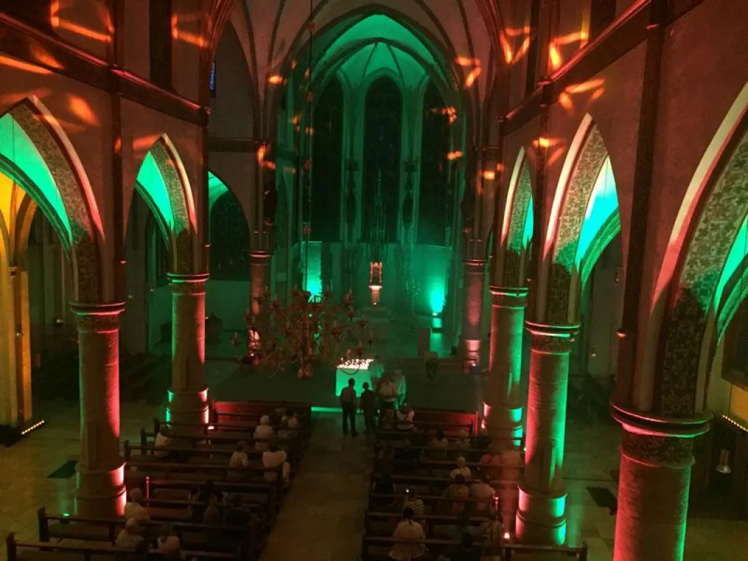 Illuminierte St. Laurentiuskirche in Senden (Foto: audiokonzept/Jürgen Brüning)