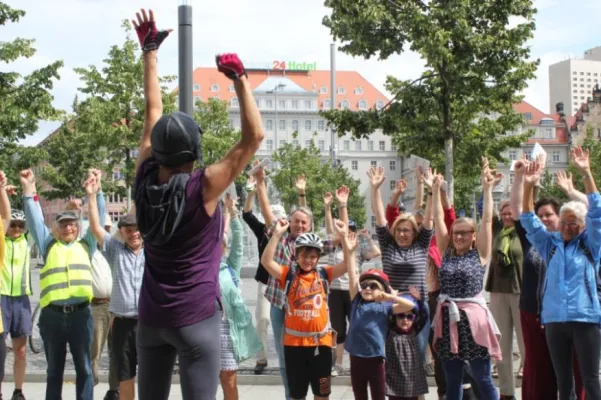 Bild: Leipziger und Gäste singen und radeln bei der Notenrad-Liedertour