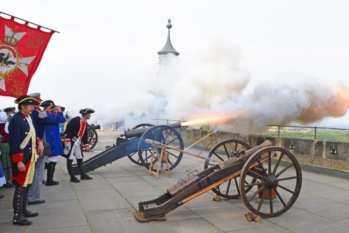 Mehr als 250 Kanoniere zünden am 8. September auf der Festung Königstein Nachbauten historischer Ges