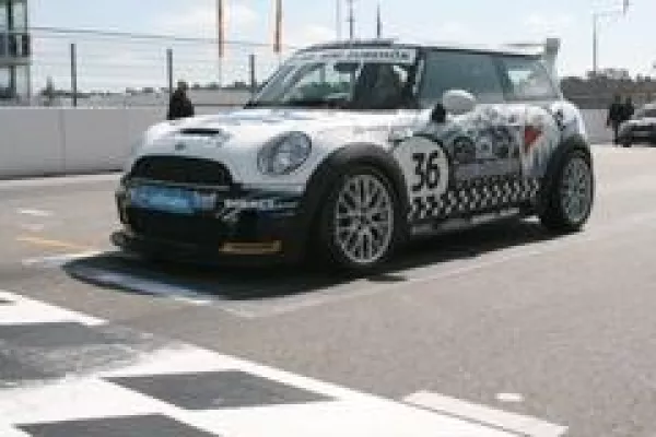 Bild: Steffi Halm fliegt im Adler Mannheim MINI allen davon